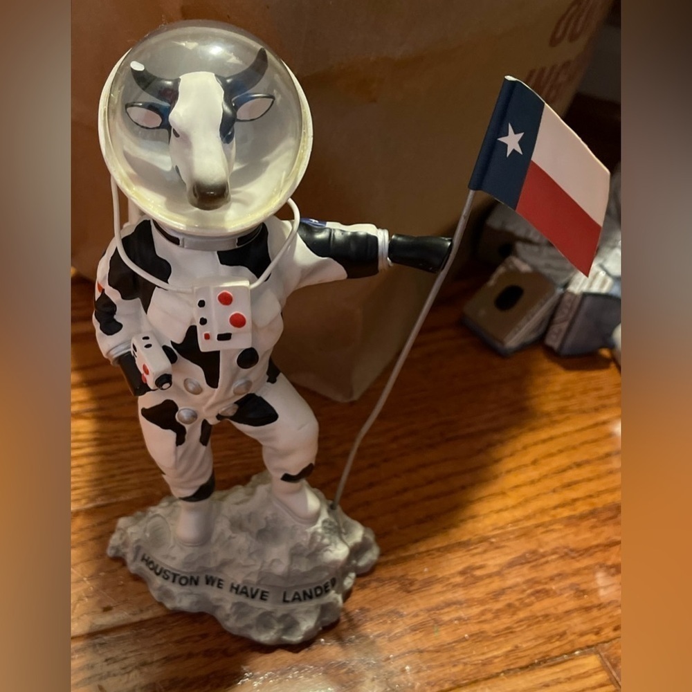 Cow Parade Moonwalking Cow Houston we Have Landed Westland Giftware 2003 READ